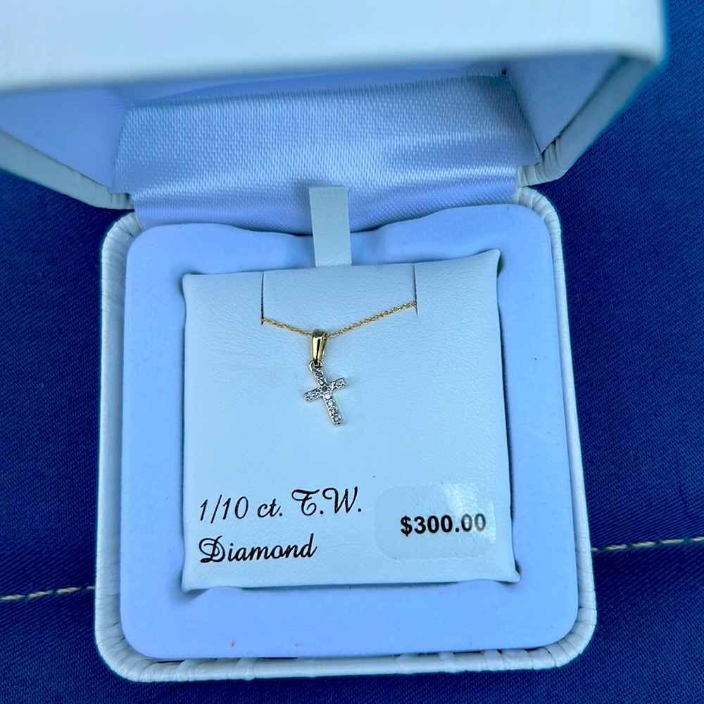 Small cross necklace